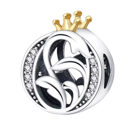 Affirmez votre style avec ce charm en forme de lettre "O", finement travaillé en argent 925 et surmonté d’une élégante couronne couleur or. Symbole de distinction et de personnalité, ce bijou apporte une touche royale à votre bracelet. Parfait pour offrir ou pour personnaliser votre propre création, il allie raffinement, durabilité et originalité.