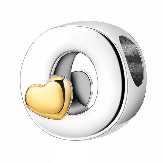 Ajoutez une note de douceur à votre collection avec ce charm en forme de lettre "O", finement réalisé en argent 925 et sublimé par un petit cœur doré. Un bijou délicat et élégant, parfait pour personnaliser votre bracelet avec amour.