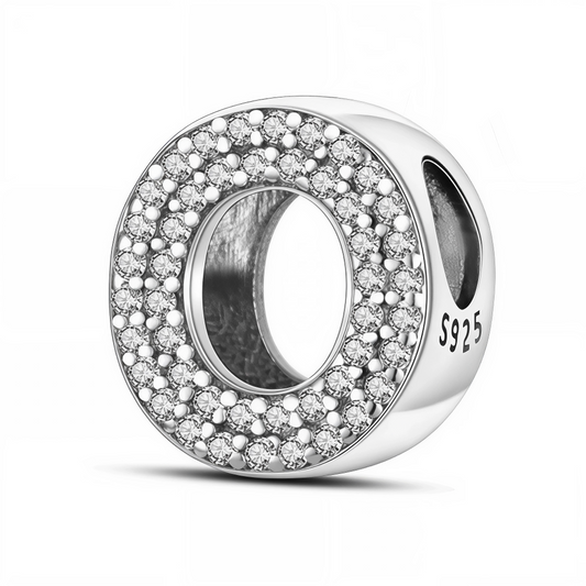 Ajoutez une note d’élégance et de lumière à votre bracelet avec ce charm en forme de lettre "O", finement travaillé en argent 925 et décoré de strass scintillants. Parfait pour personnaliser votre bijou avec une initiale importante, ce charm exprime raffinement et style avec subtilité.