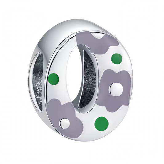 Apportez une touche d’originalité à votre bracelet avec ce charm en forme de lettre "O", réalisé en argent 925 et décoré de taches de couleur dans un style artistique. Un bijou unique et raffiné, parfait pour exprimer votre créativité, votre personnalité ou offrir un cadeau haut en couleur à un être cher.