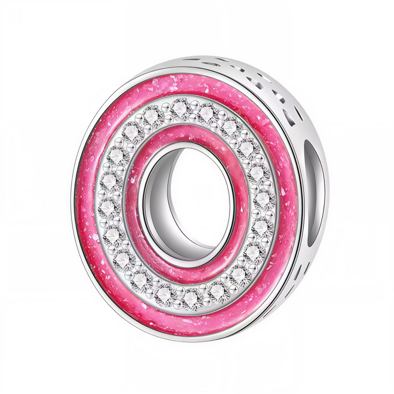 Ce charm alphabétique circulaire parfait expose la lettre « O » annulaire en anneau rose scintillant texturé, bordé et rempli de strass blancs étincelants pour un effet diamanté hypnotique et symétrique. La forme 3D ronde avec trou central et perforations périphériques offre harmonie et fluidité au design iconique. Symbole d’initiale ronde et radieuse, il orne les bracelets d’une lueur féminine captivante.

Caractéristiques :

Matière : Argent 925 (S925) avec émail rose brillant et strass blancs.
Design : L