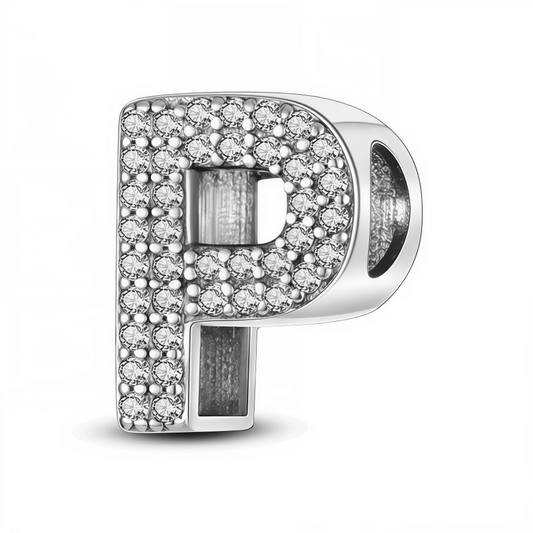 Affirmez votre style avec ce charm en forme de lettre "P", fabriqué en argent 925 et rehaussé de strass scintillants. Que ce soit pour représenter un prénom, un mot porteur de sens ou simplement ajouter une touche de brillance à votre bracelet, ce bijou personnalisable est à la fois chic et significatif.