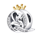 Affirmez votre style avec ce charm en forme de lettre "Q", finement travaillé en argent 925 et surmonté d’une élégante couronne couleur or. Symbole de distinction et de personnalité, ce bijou apporte une touche royale à votre bracelet. Parfait pour offrir ou pour personnaliser votre propre création, il allie raffinement, durabilité et originalité.