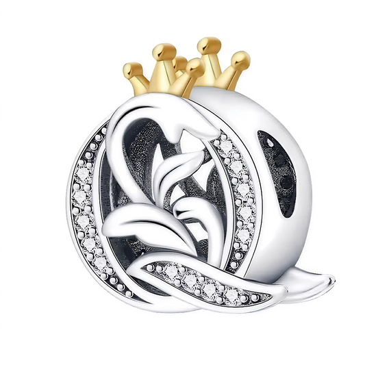 Affirmez votre style avec ce charm en forme de lettre "Q", finement travaillé en argent 925 et surmonté d’une élégante couronne couleur or. Symbole de distinction et de personnalité, ce bijou apporte une touche royale à votre bracelet. Parfait pour offrir ou pour personnaliser votre propre création, il allie raffinement, durabilité et originalité.