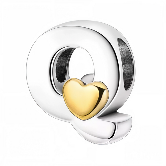 Ajoutez une touche unique et tendre à votre bracelet avec ce charm en forme de lettre "Q", fabriqué en argent 925 et décoré d’un petit cœur doré. Un bijou raffiné qui mêle élégance et symbolique affective pour une personnalisation pleine de charme.
