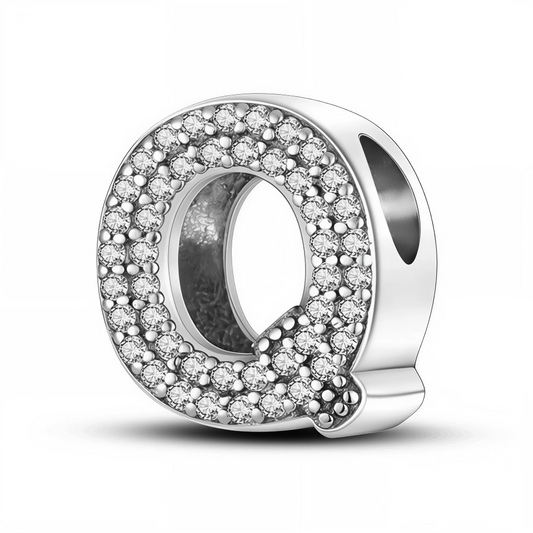 Apportez une touche unique et précieuse à votre bracelet avec ce charm en forme de lettre "Q", finement conçu en argent 925 et délicatement serti de strass brillants. Idéal pour personnaliser votre bijou avec une initiale rare ou significative, ce charm reflète élégance et caractère.