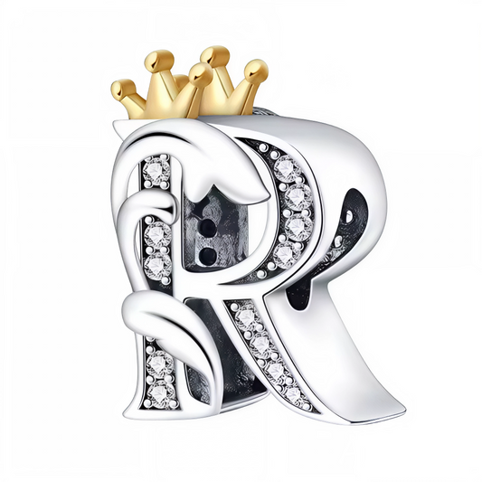 Affirmez votre style avec ce charm en forme de lettre "R", finement travaillé en argent 925 et surmonté d’une élégante couronne couleur or. Symbole de distinction et de personnalité, ce bijou apporte une touche royale à votre bracelet. Parfait pour offrir ou pour personnaliser votre propre création, il allie raffinement, durabilité et originalité.