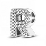 Personnalisez votre bracelet avec éclat grâce à ce charm en forme de lettre "R", réalisé en argent 925 et orné de strass scintillants. Ce bijou raffiné apporte une touche de lumière et de personnalité, parfait pour symboliser une initiale ou composer un message unique.