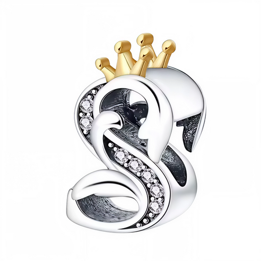 Affirmez votre style avec ce charm en forme de lettre "S", finement travaillé en argent 925 et surmonté d’une élégante couronne couleur or. Symbole de distinction et de personnalité, ce bijou apporte une touche royale à votre bracelet. Parfait pour offrir ou pour personnaliser votre propre création, il allie raffinement, durabilité et originalité.
