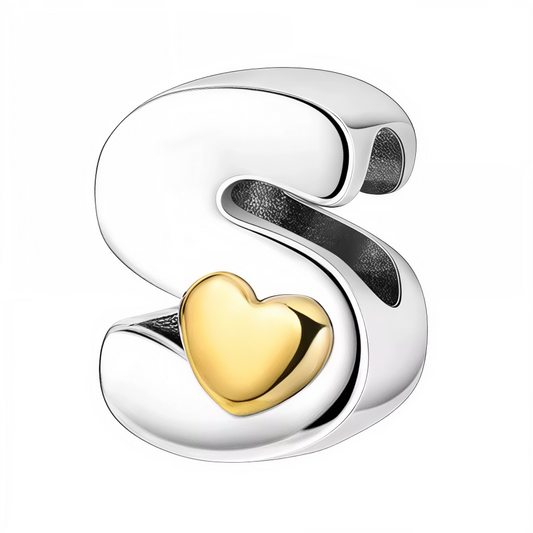 Ajoutez une touche douce et élégante à votre bracelet avec ce charm en forme de lettre "S", réalisé en argent 925 et décoré d’un petit cœur doré. Un bijou raffiné qui personnalise votre bijou avec tendresse et style.