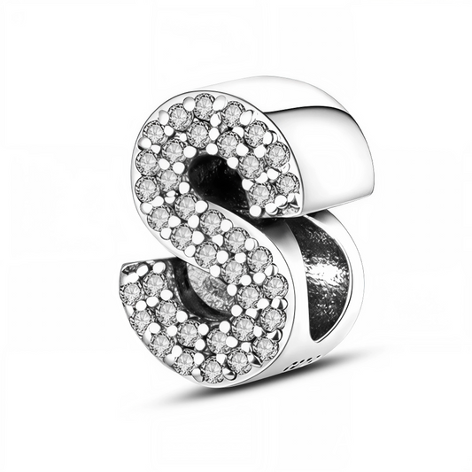 Ajoutez une touche étincelante à votre bracelet avec ce charm en forme de lettre "S", conçu en argent 925 et orné de strass scintillants. Parfait pour personnaliser un bijou avec une initiale qui vous est chère, ce charm allie élégance et brillance avec finesse.