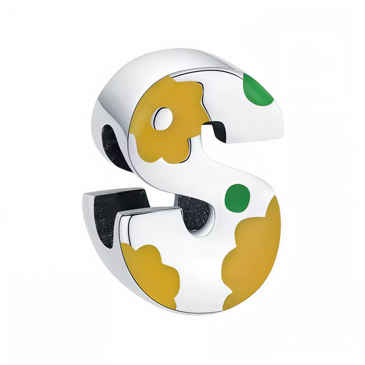 Apportez une touche d’originalité à votre bracelet avec ce charm en forme de lettre "S", réalisé en argent 925 et décoré de taches de couleur dans un style artistique. Un bijou unique et raffiné, parfait pour exprimer votre créativité, votre personnalité ou offrir un cadeau haut en couleur à un être cher.