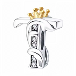 Affirmez votre style avec ce charm en forme de lettre "T", finement travaillé en argent 925 et surmonté d’une élégante couronne couleur or. Symbole de distinction et de personnalité, ce bijou apporte une touche royale à votre bracelet. Parfait pour offrir ou pour personnaliser votre propre création, il allie raffinement, durabilité et originalité.