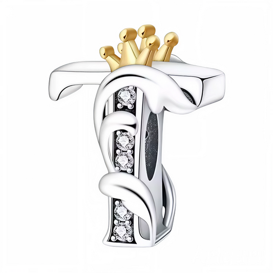 Affirmez votre style avec ce charm en forme de lettre "T", finement travaillé en argent 925 et surmonté d’une élégante couronne couleur or. Symbole de distinction et de personnalité, ce bijou apporte une touche royale à votre bracelet. Parfait pour offrir ou pour personnaliser votre propre création, il allie raffinement, durabilité et originalité.