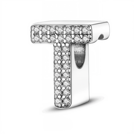 Exprimez votre style avec élégance grâce à ce charm en forme de lettre "T", réalisé en argent 925 et délicatement orné de strass scintillants. Parfait pour personnaliser votre bracelet avec une initiale importante, ce bijou allie raffinement et éclat.