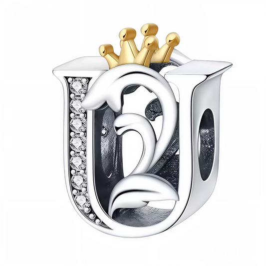 Affirmez votre style avec ce charm en forme de lettre "U", finement travaillé en argent 925 et surmonté d’une élégante couronne couleur or. Symbole de distinction et de personnalité, ce bijou apporte une touche royale à votre bracelet. Parfait pour offrir ou pour personnaliser votre propre création, il allie raffinement, durabilité et originalité.