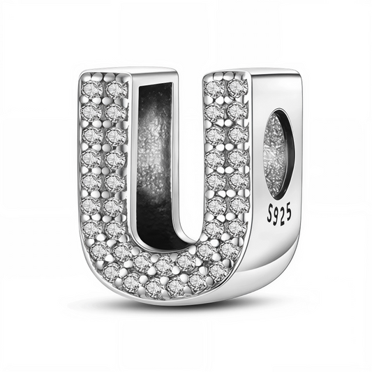Personnalisez votre bracelet avec ce charm en forme de lettre "U", finement travaillé en argent 925 et orné de strass étincelants. Ce bijou raffiné est parfait pour mettre en avant une initiale chère à votre cœur tout en ajoutant une touche lumineuse et élégante à votre style.