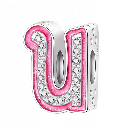 Apportez une touche glamour et fun à votre bracelet avec ce charm en forme de lettre "U", réalisé en argent 925 avec une finition rose brillante et orné de strass blancs scintillants. Un bijou tendance et pétillant, parfait pour afficher un style unique inspiré de l’univers Barbie, ou offrir un cadeau chic et coloré à un être cher.