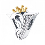 Affirmez votre style avec ce charm en forme de lettre "V", finement travaillé en argent 925 et surmonté d’une élégante couronne couleur or. Symbole de distinction et de personnalité, ce bijou apporte une touche royale à votre bracelet. Parfait pour offrir ou pour personnaliser votre propre création, il allie raffinement, durabilité et originalité.