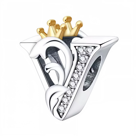 Affirmez votre style avec ce charm en forme de lettre "V", finement travaillé en argent 925 et surmonté d’une élégante couronne couleur or. Symbole de distinction et de personnalité, ce bijou apporte une touche royale à votre bracelet. Parfait pour offrir ou pour personnaliser votre propre création, il allie raffinement, durabilité et originalité.