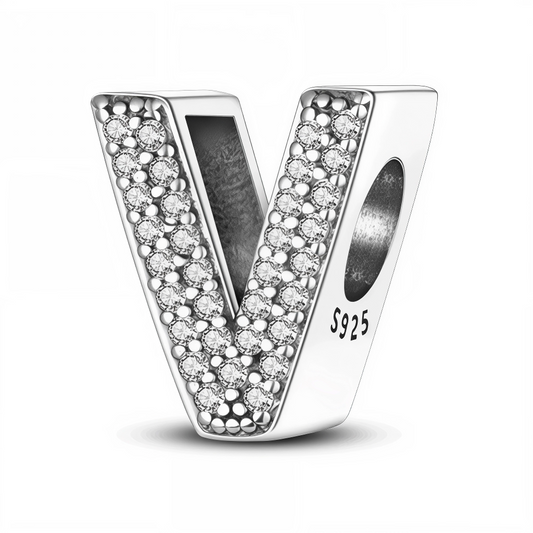 Apportez une touche de brillance et de personnalité à votre bracelet avec ce charm en forme de lettre "V", conçu en argent 925 et délicatement orné de strass scintillants. Parfait pour symboliser une initiale importante ou personnaliser votre bijou avec élégance et finesse.