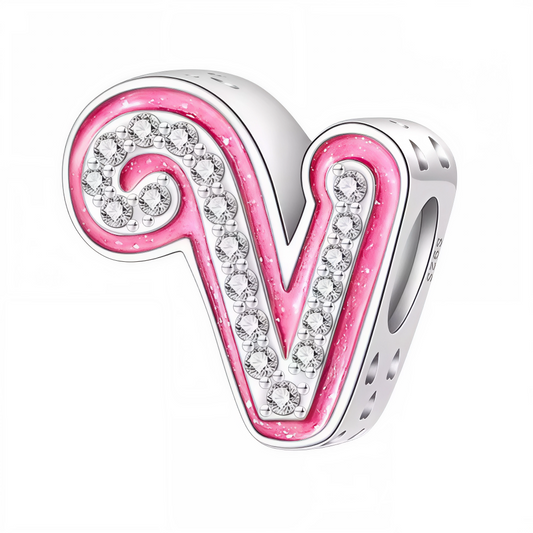 Apportez une touche glamour et fun à votre bracelet avec ce charm en forme de lettre "V", réalisé en argent 925 avec une finition rose brillante et orné de strass blancs scintillants. Un bijou tendance et pétillant, parfait pour afficher un style unique inspiré de l’univers Barbie, ou offrir un cadeau chic et coloré à un être cher.