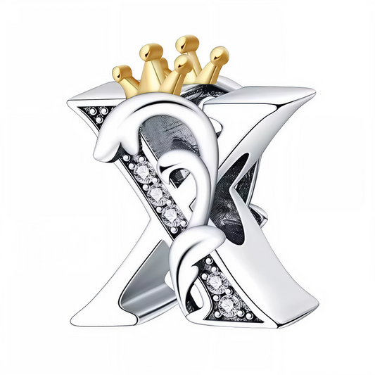 Affirmez votre style avec ce charm en forme de lettre "X", finement travaillé en argent 925 et surmonté d’une élégante couronne couleur or. Symbole de distinction et de personnalité, ce bijou apporte une touche royale à votre bracelet. Parfait pour offrir ou pour personnaliser votre propre création, il allie raffinement, durabilité et originalité.