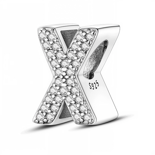 Ajoutez une touche de distinction à votre bracelet avec ce charm en forme de lettre "X", conçu en argent 925 et délicatement serti de strass scintillants. Ce bijou raffiné est parfait pour symboliser une initiale unique ou personnaliser votre bijou avec éclat.