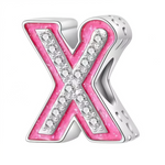 Ce charm alphabétique audacieux expose la lettre « X » croisée en ruban rose brillant texturé, incrustée de strass blancs étincelants sur les bras croisés pour un éclat diamanté xtravagant. La forme 3D en X symétrique avec perforations centrales confère intensité et modernité au design audacieux. Symbole d’initiale xtraordinaire et xplosive, il xalte les bracelets d’une force féminine magnétique.

Caractéristiques :
Matière : Argent 925 (S925) avec émail rose scintillant et strass blancs.
Design : Lettre « 
