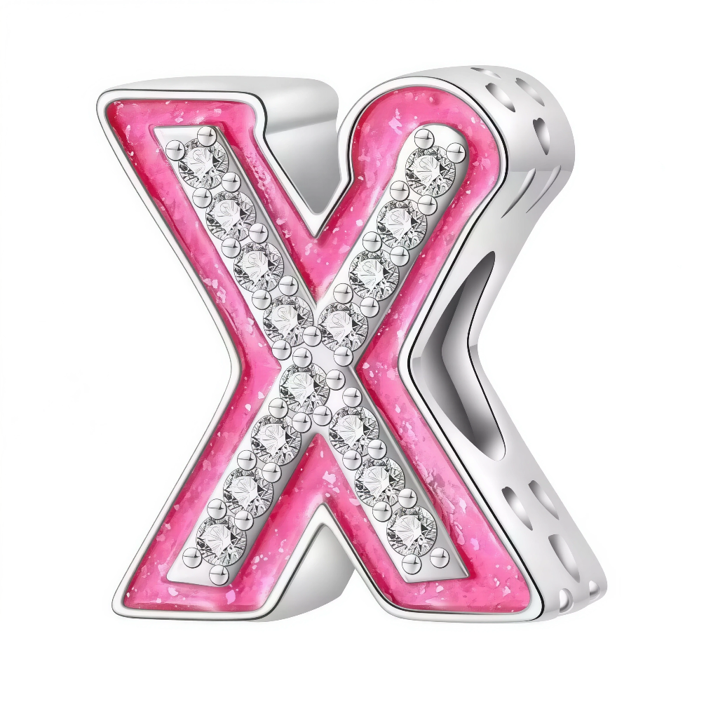 Ce charm alphabétique audacieux expose la lettre « X » croisée en ruban rose brillant texturé, incrustée de strass blancs étincelants sur les bras croisés pour un éclat diamanté xtravagant. La forme 3D en X symétrique avec perforations centrales confère intensité et modernité au design audacieux. Symbole d’initiale xtraordinaire et xplosive, il xalte les bracelets d’une force féminine magnétique.

Caractéristiques :
Matière : Argent 925 (S925) avec émail rose scintillant et strass blancs.
Design : Lettre « 