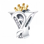 Affirmez votre style avec ce charm en forme de lettre "Y", finement travaillé en argent 925 et surmonté d’une élégante couronne couleur or. Symbole de distinction et de personnalité, ce bijou apporte une touche royale à votre bracelet. Parfait pour offrir ou pour personnaliser votre propre création, il allie raffinement, durabilité et originalité.