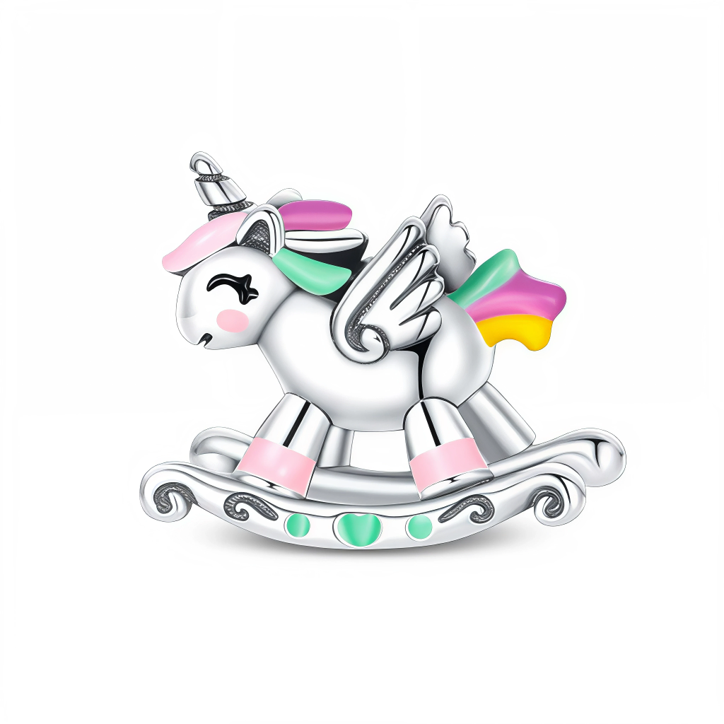 Ce charm en argent représente une adorable licorne montée sur un cheval à bascule orné de petits cœurs verts, avec crinière, queue et sabot décorés d’émail pastel rose, vert, jaune et violet. Ses ailes détaillées et son expression souriante lui donnent un air féerique, parfait pour évoquer l’enfance et les rêves magiques.