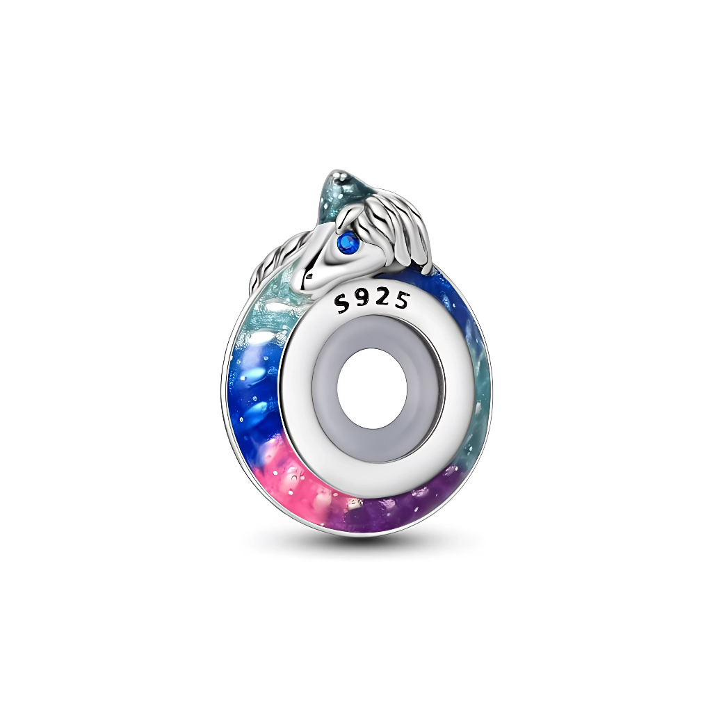 Ce charm en argent 925 adopte une forme d’anneau, dont la partie extérieure est recouverte d’un émail dégradé bleu, turquoise et rose évoquant un ciel étoilé. Sur le haut du cercle, une tête de licorne détaillée vient se poser, avec une crinière ondulée et un œil accentué par une petite pierre bleue, pour un rendu féerique.
