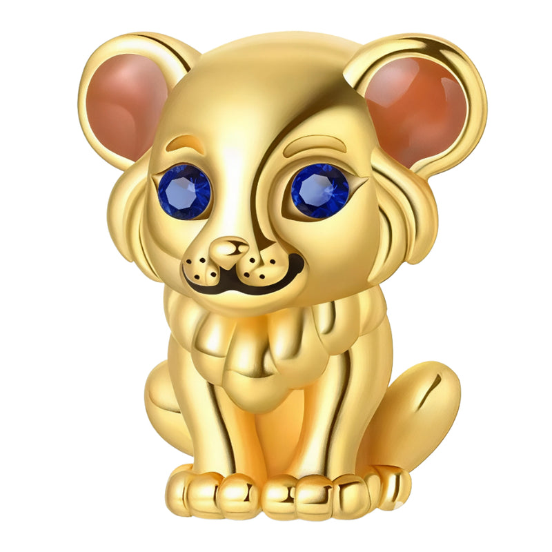 Ce charm majestueux attendrissant révèle un lionceau doré luisant aux oreilles orangées translucides, yeux bleus intenses pétillants et sourire espiègle sous une crinière naissante fluffy. La posture assise potelée renforce la tendresse royale du pendentif suspendu. Symbole de force juvénile et regard perçant, il rugit les bracelets d'une énergie princière joyeuse.

Caractéristiques

Matière : Argent avec émail doré orange et cristaux bleus yeux.
Design : Lionceau baby 3D doré, crinière naissante oreilles t