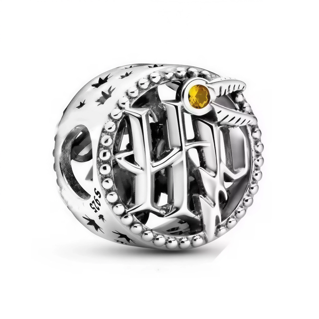 Affiche ton allégeance magique avec ce charm Logo HP Harry Potter en argent sterling 925, emblème universel reconnaissable entre tous : les initiales "HP" stylisées fusionnant baguette, hibou et cicatrice foudre dans un design iconique. Poli pour un éclat sorcier intemporel, il proclame ta passion pour le monde de J.K. Rowling d'un simple regard. Suspendu à une bélière lisse compatible bracelets Pandora, ce bijou signature illumine ton poignet de la magie originelle. Poinçonné S925, sans nickel et Sortilège