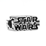 Illuminez votre galaxie avec ce charm logo Star Wars en argent sterling 925 poli, gravure précise des lettres italiques 3D emblématiques de la saga intergalactique. Ce symbole mythique de Jedi et Sith pend d’une bélière ronde lisse compatible bracelets Pandora pour un bijou argenté classique. Poinçonné S925, sans nickel et hyperspace-durable, il proclame "May the Force be with you". Parfait pour collectionneurs OT, conventions ou allégeance Rebelle/Impériale.

