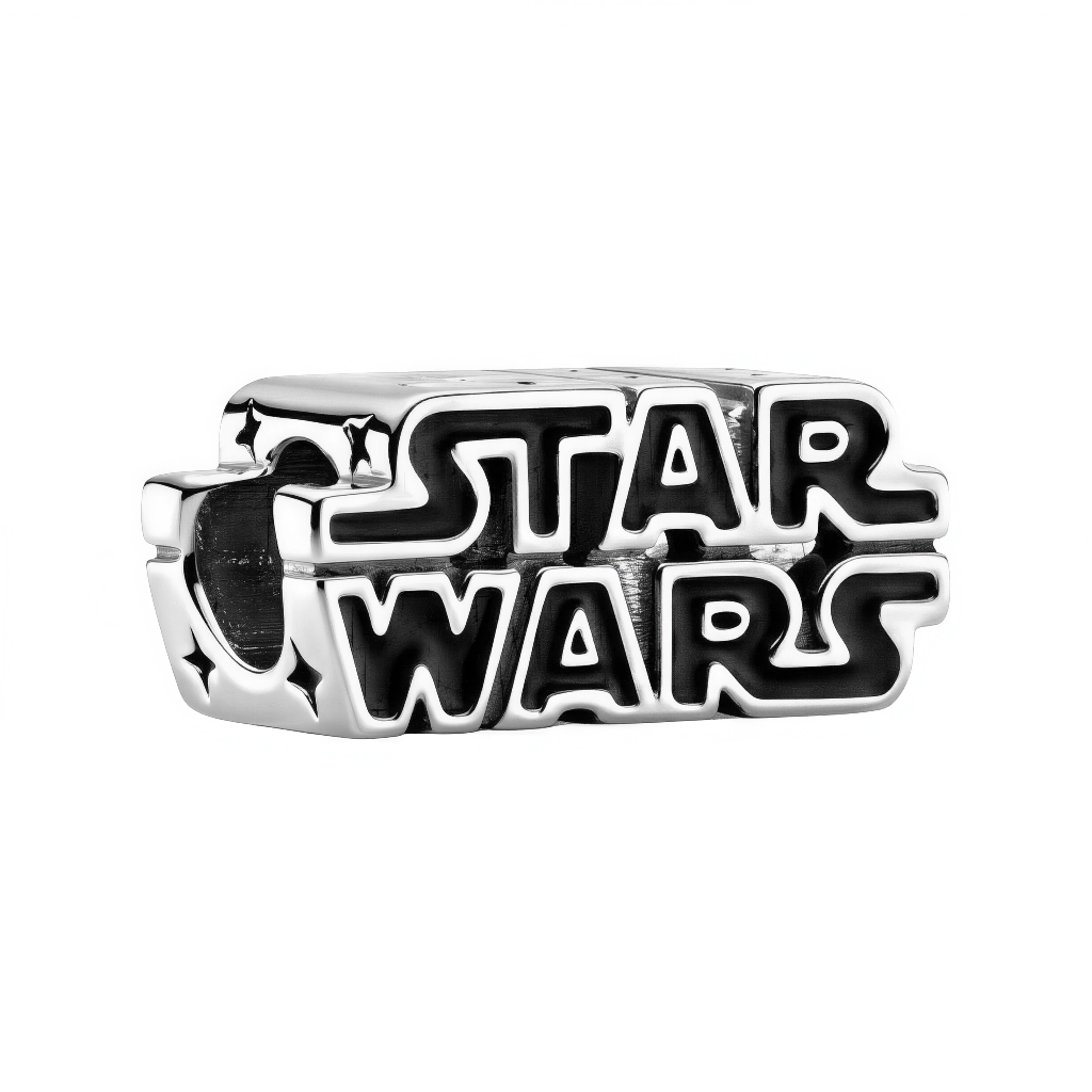 Illuminez votre galaxie avec ce charm logo Star Wars en argent sterling 925 poli, gravure précise des lettres italiques 3D emblématiques de la saga intergalactique. Ce symbole mythique de Jedi et Sith pend d’une bélière ronde lisse compatible bracelets Pandora pour un bijou argenté classique. Poinçonné S925, sans nickel et hyperspace-durable, il proclame "May the Force be with you". Parfait pour collectionneurs OT, conventions ou allégeance Rebelle/Impériale.

