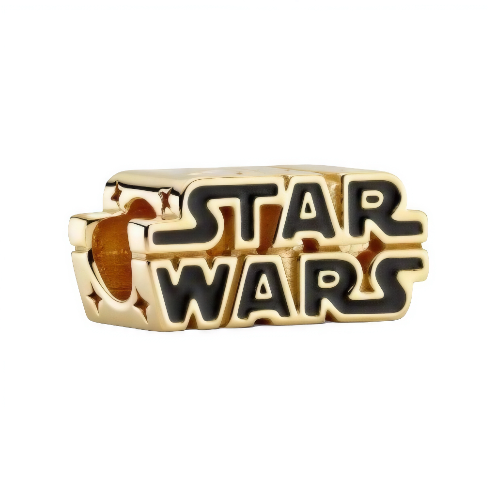 Que la Force soit avec vous grâce à ce charm logo Star Wars en argent sterling 925 , reproduction fidèle et brillante du blason galactique iconique en lettres italiques 3D. Ce symbole universel de la saga culte pend d’une bélière ronde lisse compatible bracelets Pandora pour un bijou doré éternel. Poinçonné S925, sans nickel et Jedi-proof, il illumine toute collection fan. Parfait pour May the 4th, marathons saga ou allégeance à la Rébellion.

