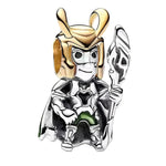 Apporte une touche espiègle et élégante à ton bracelet avec ce charm Loki. Inspiré de l’univers Marvel, ce bijou en argent 925 met en valeur Loki dans un design raffiné, avec des détails verts et dorés qui rappellent son style emblématique. Un charm original et puissant, parfait pour les fans du dieu de la malice et des pièces de caractère.

Caractéristiques :

- Matière : Argent 925 avec détails dorés et émail.
- Design : Loki avec finitions soignées.
- Dimensions : Taille délicate et confortable à porter.