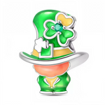 Ce charm farceur représente un lutin au visage rond et rose sous un grand chapeau haut-de-forme vert laqué scintillant, orné de trèfles verts et jaunes avec pierre centrale étincelante. Vêtu d’un costume vert émeraude et nœud jaune festif, il incarne l’esprit malicieux et chanceux du folklore avec barbe suggérée et posture joyeuse. Symbole de bonne fortune et de célébration irlandaise, il répand magie ludique sur tout bracelet.

Caractéristiques :

Matière : Argent 925 (S925) avec émail vert et oxydes de zi
