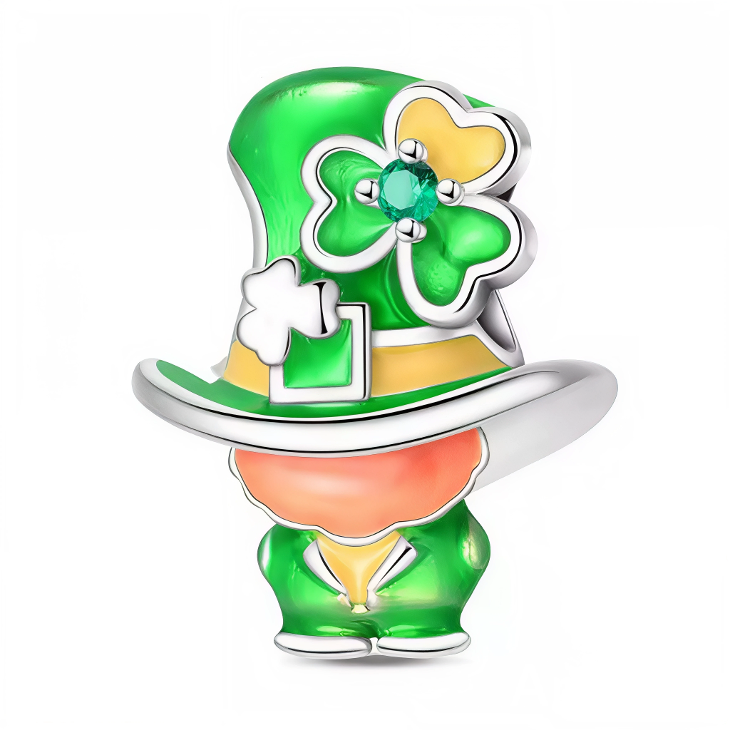 Ce charm farceur représente un lutin au visage rond et rose sous un grand chapeau haut-de-forme vert laqué scintillant, orné de trèfles verts et jaunes avec pierre centrale étincelante. Vêtu d’un costume vert émeraude et nœud jaune festif, il incarne l’esprit malicieux et chanceux du folklore avec barbe suggérée et posture joyeuse. Symbole de bonne fortune et de célébration irlandaise, il répand magie ludique sur tout bracelet.

Caractéristiques :

Matière : Argent 925 (S925) avec émail vert et oxydes de zi