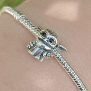 Ajoutez une touche de sagesse et de mystère galactique à votre collection avec ce charm représentant le Maître Yoda, le célèbre Jedi de Star Wars. Conçu en argent sterling S925, ce charm capture avec précision la sagesse et l'aura mystique du légendaire Maître Yoda.