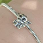Ajoutez une touche de sagesse et de mystère galactique à votre collection avec ce charm représentant le Maître Yoda, le célèbre Jedi de Star Wars. Conçu en argent sterling S925, ce charm capture avec précision la sagesse et l'aura mystique du légendaire Maître Yoda.