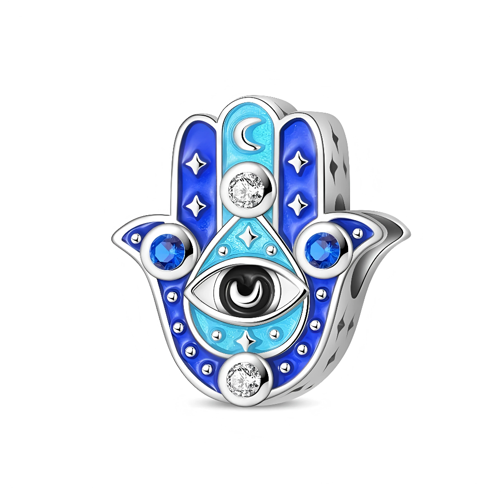 Ce charm en argent 925 représente une main Hamsa stylisée, entièrement décorée de nuances de bleu et de turquoise, symbole de protection et de chance. Au centre, un grand œil noir et blanc est entouré de cristaux transparents et de pierres bleues, tandis que des étoiles et un croissant de lune complètent l’ambiance mystique du motif.

Caractéristiques :

- Matière : Argent 925 avec émaux bleu et turquoise, cristaux transparents et bleus.
- Design : Main Hamsa en relief avec œil central, étoiles et lune, dét