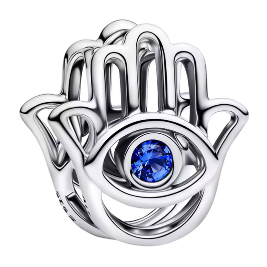 Ajoutez une touche symbolique et protectrice à votre collection avec ce charm en Argent 925, représentant une main ornée d’un œil et d’un strass bleu éclatant. Un bijou raffiné qui allie style et signification.

Caractéristiques
– Matière : Argent 925 (S925).
– Design : Main détaillée avec œil central et strass bleu brillant.
– Coloris : Argenté brillant et bleu intense.
– Style : Protecteur, élégant et symbolique.