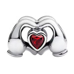 Apporte une touche romantique et emblématique à ton bracelet avec ce charm main de Mickey forme cœur. Inspiré de l’univers Disney, ce bijou en argent 925 met en valeur les mains de Mickey formant un cœur, symbole d’amour et de magie, avec des détails soignés pour un rendu tendre et élégant. Un charm original et plein de douceur, parfait pour les fans de Disney et des pièces pleines de sens.

Caractéristiques :

- Matière : Argent 925 avec détails émaillés.
- Design : Mains de Mickey formant un cœur avec fin