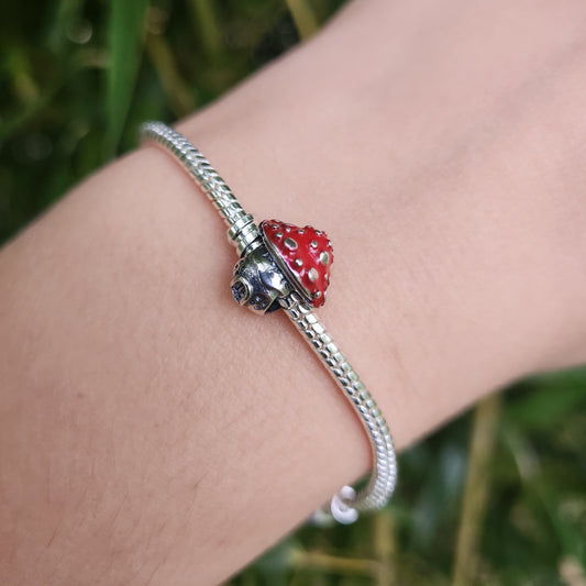 Ajoutez une touche de magie et de féérie à votre collection avec ce charm en forme de maison champignon. Fabriqué en argent sterling 925, ce charm de haute qualité est compatible avec tous les bracelets Pandora, garantissant une intégration parfaite à votre bijou préféré. Parfait pour les amateurs de contes de fées et de paysages enchanteurs, ce charm capture l'esprit fantastique des maisons champignons avec des détails délicats et minutieusement travaillés, ajoutant une note de fantaisie et de charme à vot