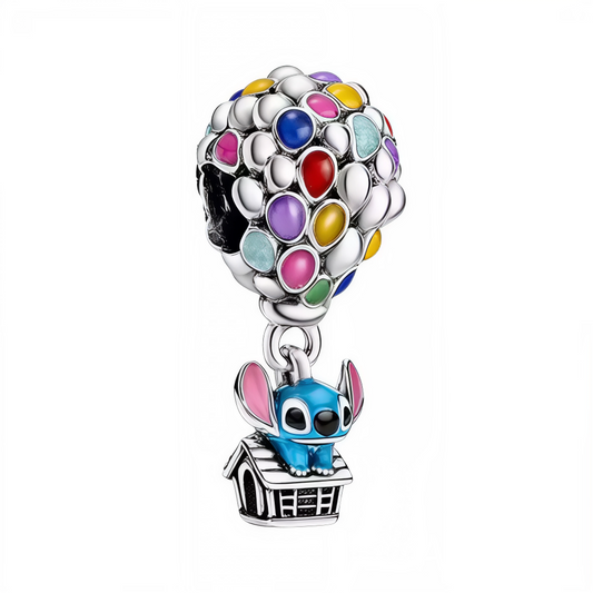 Apportez une touche ludique et magique à votre collection avec ce charm unique inspiré de l’univers Disney. Représentant la maison de Là-Haut suspendue dans les airs par ses ballons colorés, avec Stitch qui s’accroche joyeusement à l’aventure, ce bijou évoque l’émerveillement et l’esprit d’aventure des films Disney. Parfait pour ajouter une note fantaisiste et originale à vos bijoux.

Fabriqué en argent 925, ce charm se distingue par ses détails minutieux et ses finitions éclatantes. Les couleurs vives des 