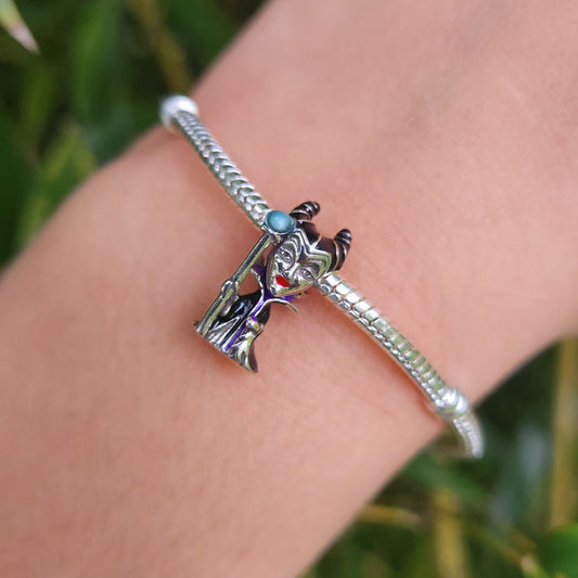 Ajoutez une touche de magie et de mystère à votre collection avec le charm Maléfique. Inspiré par la célèbre sorcière de Disney, ce charm en argent sterling S925 capture l'essence du personnage emblématique connu pour son élégance et sa puissance. Détails finement travaillés et design saisissant font de ce charm un ajout spectaculaire à tout bracelet ou collier. Parfait pour les fans de Disney et les amateurs de personnages intrigants.