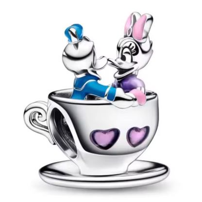 Le Charm Manège Donald et Daisy capture un moment enchanteur de Donald et Daisy profitant d’un tour de manège magique. Ce charm est un clin d'œil à l'univers ludique de Disney, parfait pour les collectionneurs et les amateurs de l'univers de Mickey et ses amis.